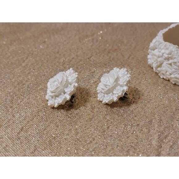 Vintage Faux Ivory Floral Celluloid Hinged Cuff Bracelet & Clip On Earrings - Picture 3 of 16
